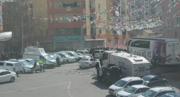 Polîsan avahiya HDP’ê dorpêç kir