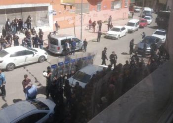 Polîsên dagirker dora avahiya HDP’ê girtine û nahêlin daxuyaniyê bidin