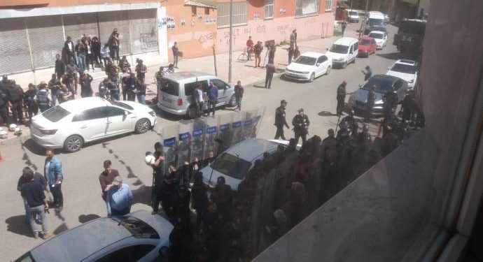 Polîsên dagirker dora avahiya HDP’ê girtine û nahêlin daxuyaniyê bidin