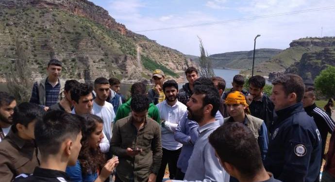 Ciwanên HDP’î di çavdêriya polîsên dagirker ên Tirk de çûn seyranê