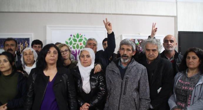 Malbatên girtiyan bi kelepçeyan hatin muayenekirin