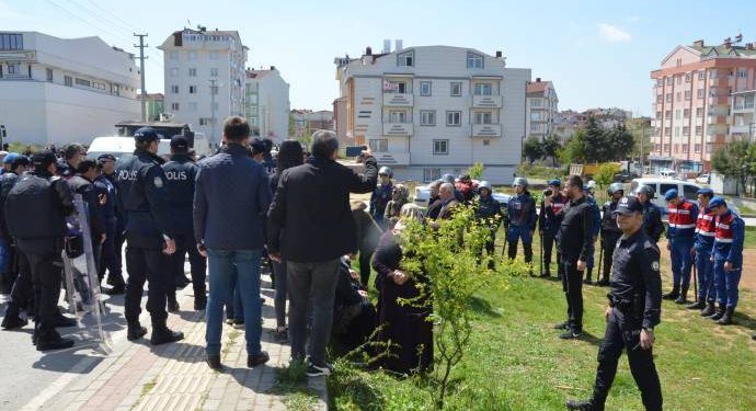 Polîsên dagirker ên Tirk dîsan nobeta Gebze asteng kirin: “Em ê dest jê bernedin”