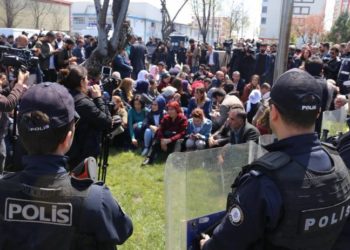 Şaredariya Rezanê hat dorpêçkirin: Gel dest bi çalakiya rûniştinê kir