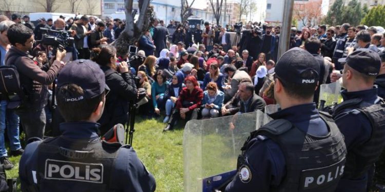 Şaredariya Rezanê hat dorpêçkirin: Gel dest bi çalakiya rûniştinê kir