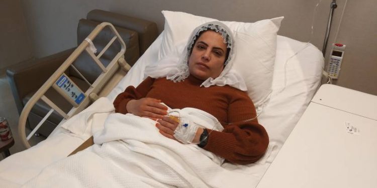 Wekîla HDP’ê Tosûn a rastî tundiya polîsên dagirker ên Tirk hat ji nexweşxanê derket