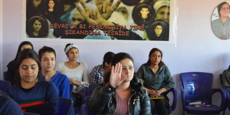 Li Akademiya Jîneolojiyê bi nêrîna jinê li zanistê tê nêrîn