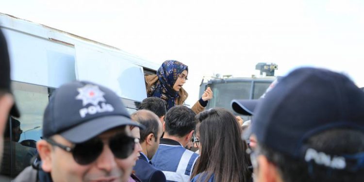 Polîsên dagirker daxuyaniya xizmên girtiyan a li Amedê asteng kirin