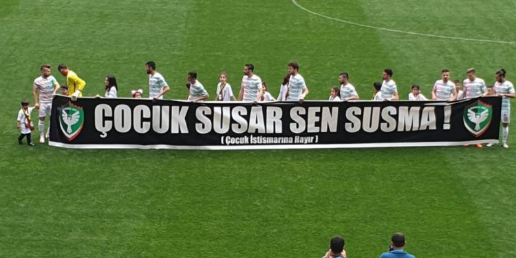 Amedspor bi pankarta ‘Zarok bêdeng bibe jî tu bêdeng nebe’ daket sehayê