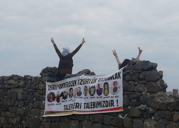 Jinan li ser sûrên Amedê li dijî tecrîdê pankart daliqandin