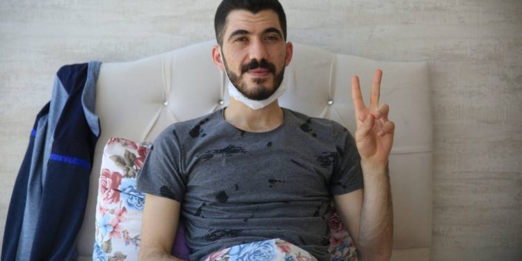 Ciwanê Kurd Sedat Akin 111 roj in li dijî tecrîdê li ber xwe dide