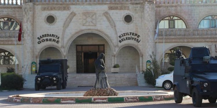 Qeyûmê li Qoserê diziya dawî kir, mal û milkê şaredariyê da MEB û polîsên dagirker