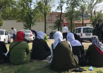 Dayikên girtiyan li pêşiya Girtîgeha Bakirkoyê çalakiya rûniştinê dan destpêkirin