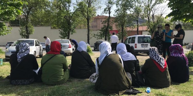 Dayikên girtiyan li pêşiya Girtîgeha Bakirkoyê çalakiya rûniştinê dan destpêkirin