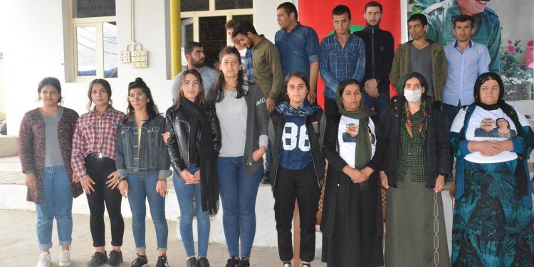 Ciwanên Mexmûrê çûn serdana çalakvana greva birçîbûnê Fadîle Tok