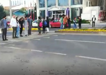 Ciwanên Lîseyê rê li trafîkê girtin