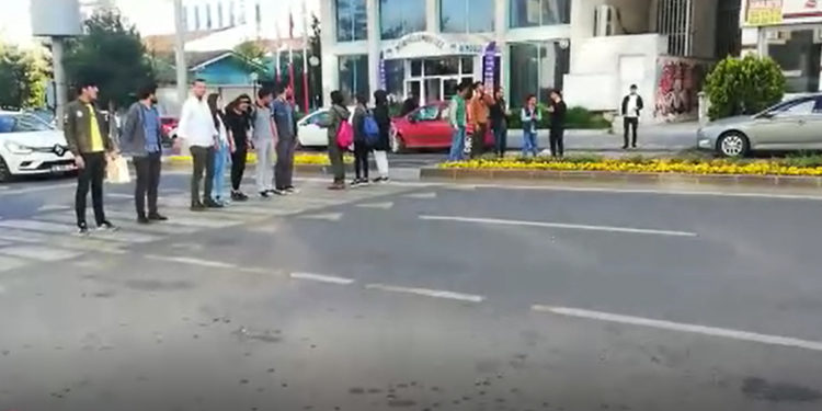 Ciwanên Lîseyê rê li trafîkê girtin