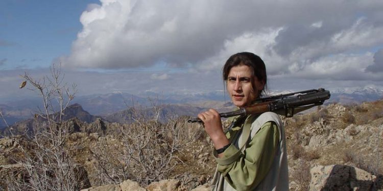 ‘Ew hin jî li gel min rûniştiye’