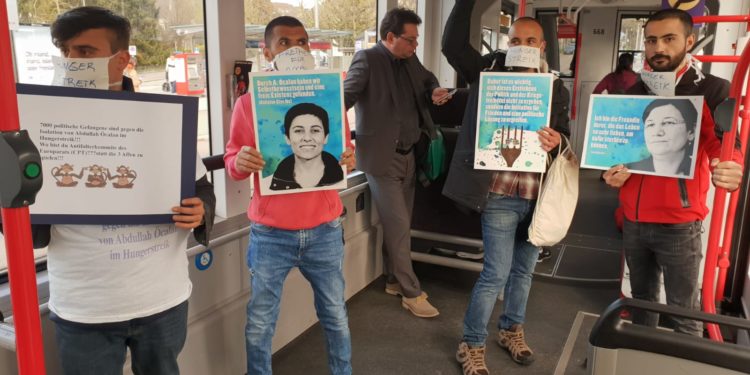 Ciwanên Kurd li dijî bêdengiya li hemberî grevên birçîbûnê çalakî lidarxist