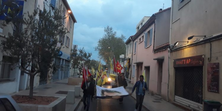 Ciwan li Marsîlya ji bo bîranîna Yonca Akinci meşiyan