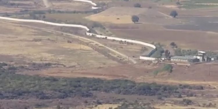 Dewleta dagirker a tirk li Efrînê lêkirina dîwaran didomine