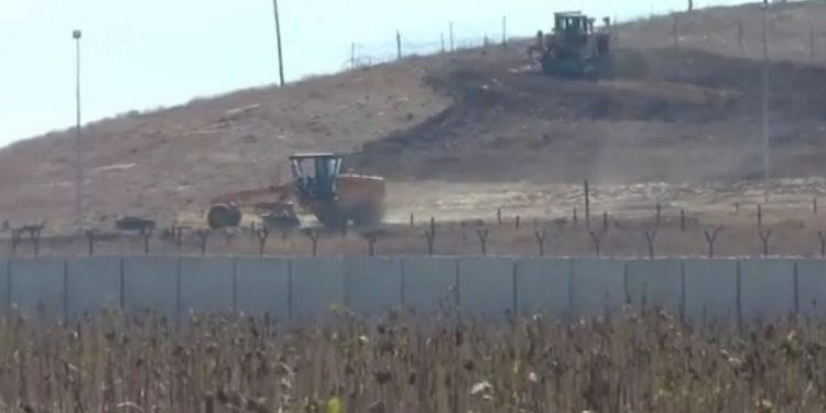 Dewleta dagirker a tirk li Efrînê lêkirina dîwaran didomine