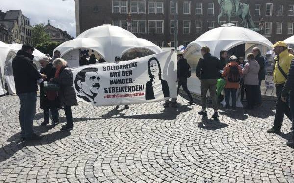 Ciwanên Kurd li Dusseldorfê çalakiya bêîtaetiya sivîl li dar xistin