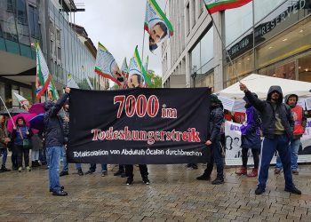 Ciwanên Stuttgartê bi pankartên xwe piştgiriya xwe ya ji bo grevên birçîbûnê raber kirin