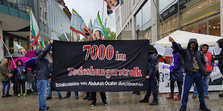 Ciwanên Stuttgartê bi pankartên xwe piştgiriya xwe ya ji bo grevên birçîbûnê raber kirin