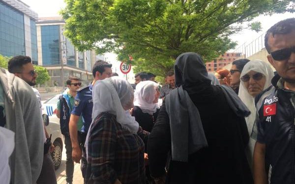 Polîsên dagirker ên Tirk li Gebzeyê êrîşî dayikan kirin