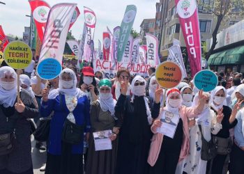 Dayikên girtiyan bi xavikên spî di korteja 1’ê Gulanê de ne