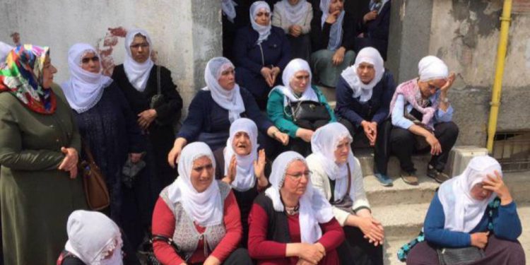 Malbatên girtiyan: ‘Heta tecrîd hebe em ê li kolanan bin’