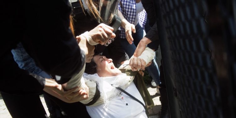 Polîsên dagirker ên Tirk Dayik bi erdê re kaş kirin û binçav kirin