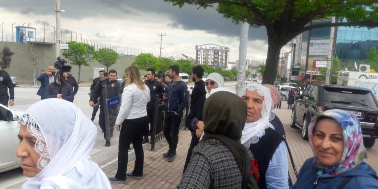 Polîsên dagirker ên Tirk malbatên berxwedêrên girtiyan asteng kirin