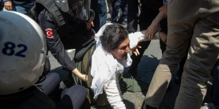 Girtiyan name ji dayikên berxwedêr re şandin