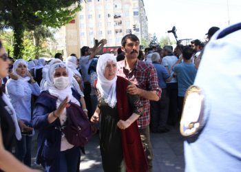 Li Bismil û Liceyê dayikan dorpêça polîsên dagirker ên Tirk nas nekirin