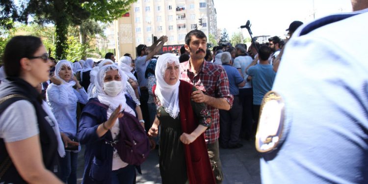 Li Bismil û Liceyê dayikan dorpêça polîsên dagirker ên Tirk nas nekirin