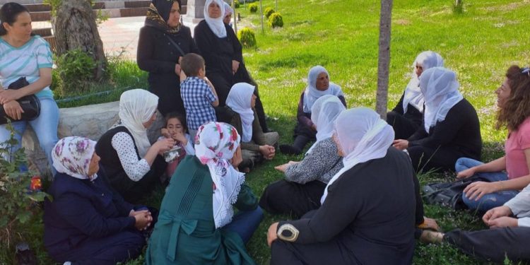 Li Bismilê û Licê Dayikan çalakiya rûniştinê pêk anîn