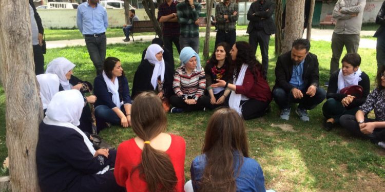 Li Wanê ji bo berxwedêrên greva birçîbûnê çalakiya rûniştinê hate li darxistin