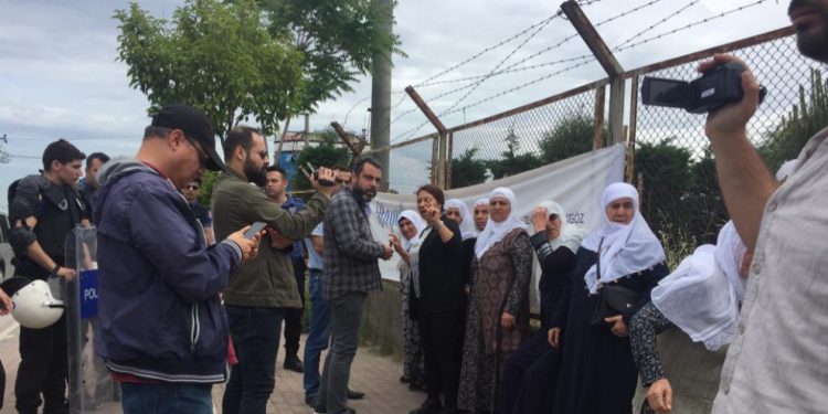 Li Gebzeyê polîsên dagirker çalakiya dayikan asteng kirin