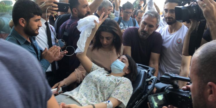 Berxwedêrên li Amedê ji bo tedawiyê rakirin nexweşxaneyê