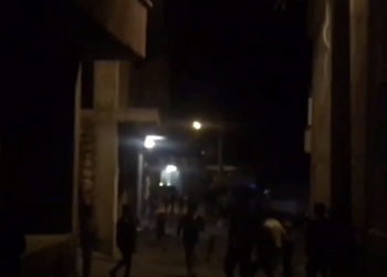 Ciwanên Dêrikê li dijî tecrîdê meşiyan