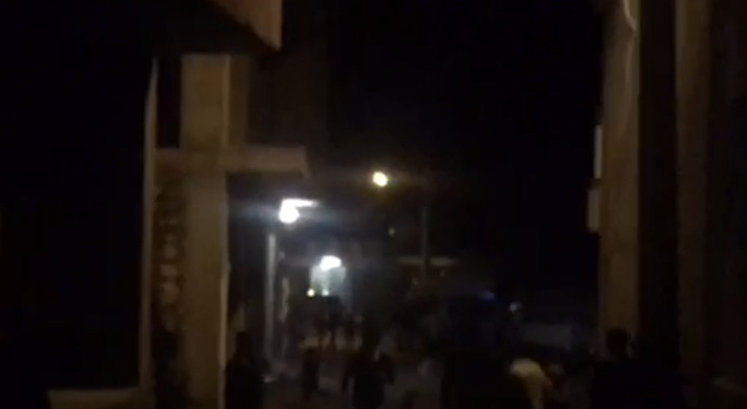 Ciwanên Dêrikê li dijî tecrîdê meşiyan