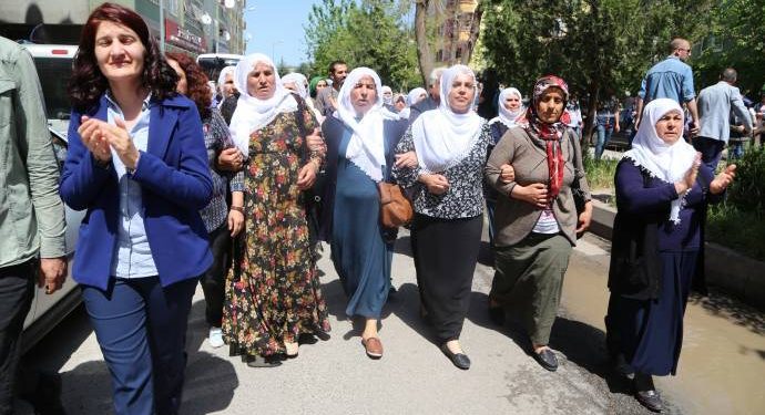 Li gel astengiya polîsên dagirker ên Tirk jî dayikan çalakiya xwe berdewam kir
