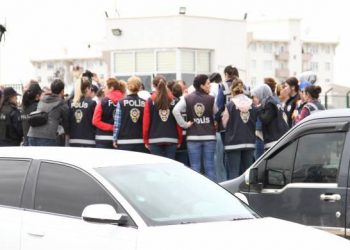 Polîsên dagirker ên Tirk li Wanê êrîşî çalakiya Dayikên Aştiyê kir