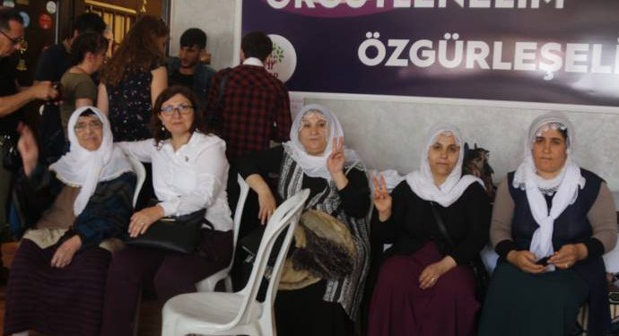 Dayikên li pêş Gebze di nobetê de: Roja tecrîd bi dawî bibe emê roja dayikan îlan bikin