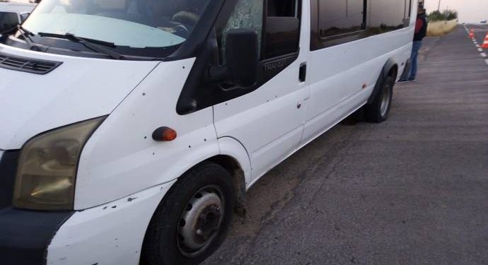 Polîsê dagirker dolmîşa karkeran gulebaran kir: 6 karker birîndar bûn