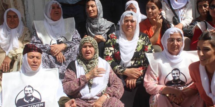 Li Qoserê dayik daketin kolanan: Em naxwazin zarokên me Şehîd bikevin