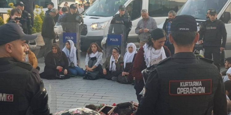 Çalakiyên ji bo greva birçîbûnê dewam dikin