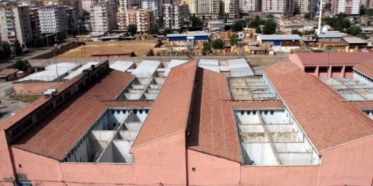 Girtiyên siyasî yên jin sewqî Girtîgeha Tîpa D kirin