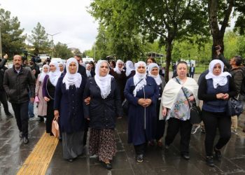 Dayikên girtiyan bi meşê dorpêça polîsan şikandin